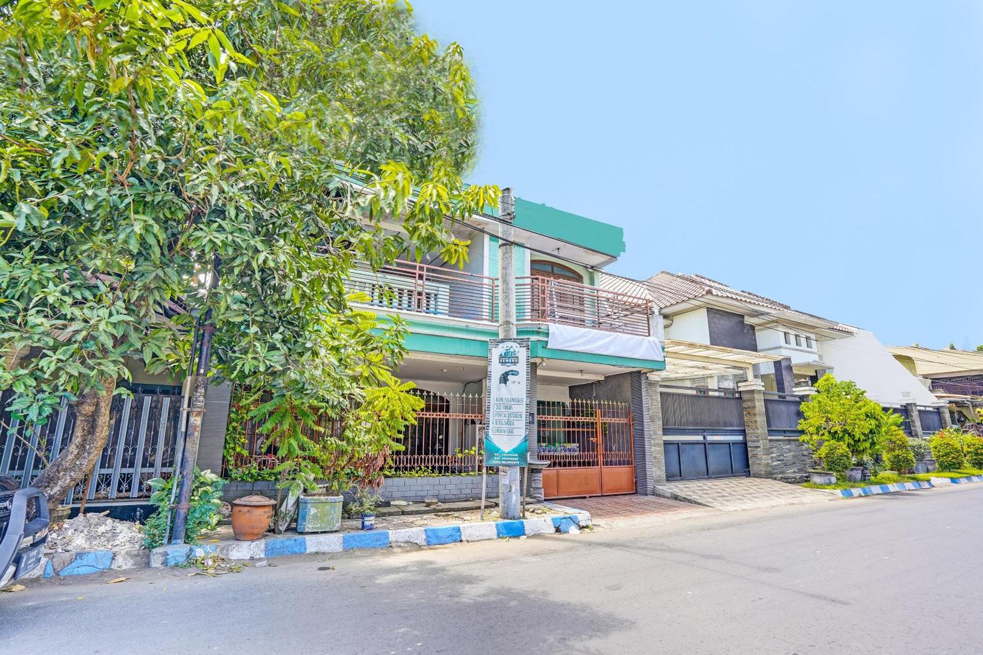 Hotel Spot On 91716 Kost Yy Syariah à Mojokerto Extérieur photo
