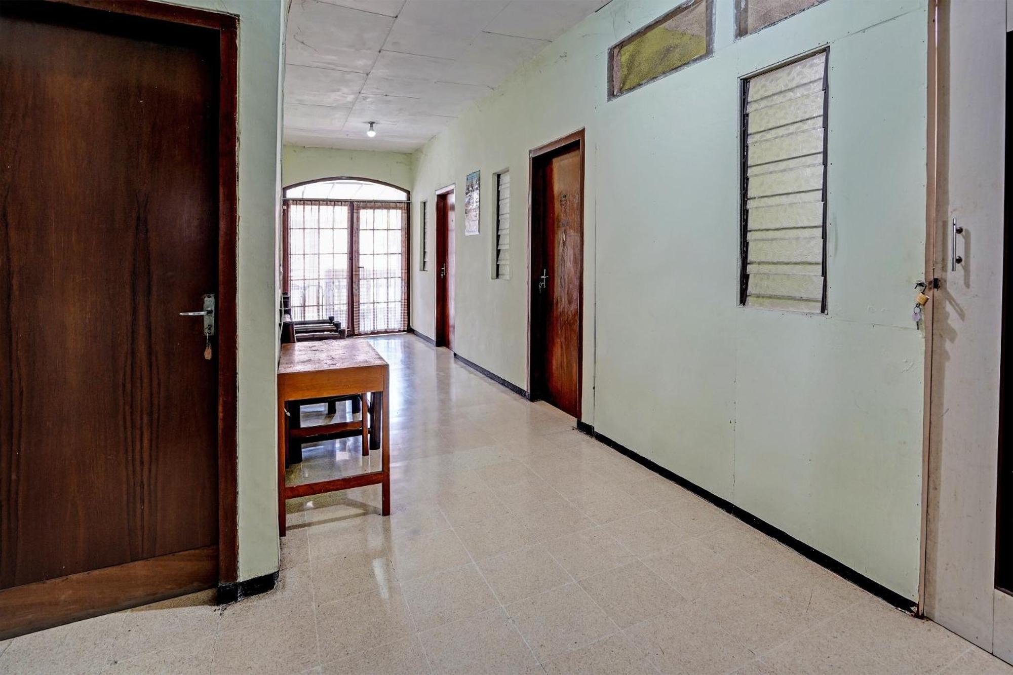 Hotel Spot On 91716 Kost Yy Syariah à Mojokerto Extérieur photo